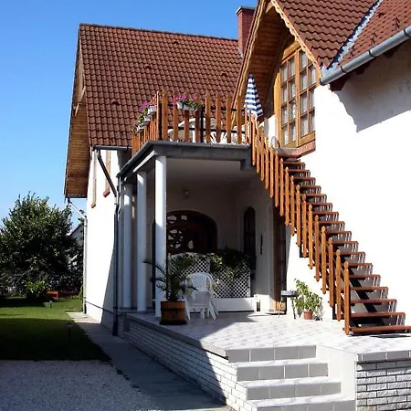 Balla Apartmanhaz شقة